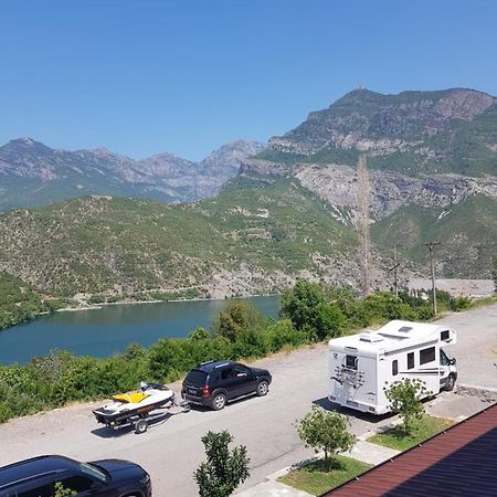 Lugina E Komanit Bagian luar foto