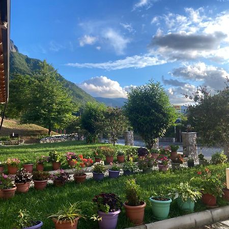 Lugina E Komanit Bagian luar foto