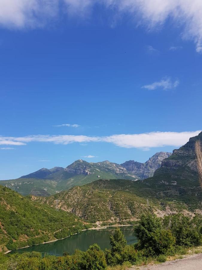 Lugina E Komanit Bagian luar foto