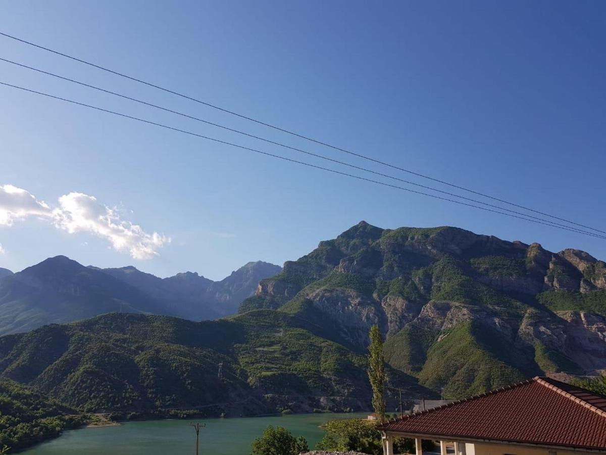 Lugina E Komanit Bagian luar foto