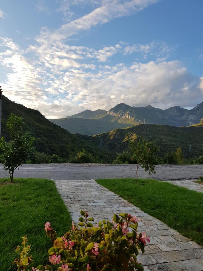 Lugina E Komanit Bagian luar foto