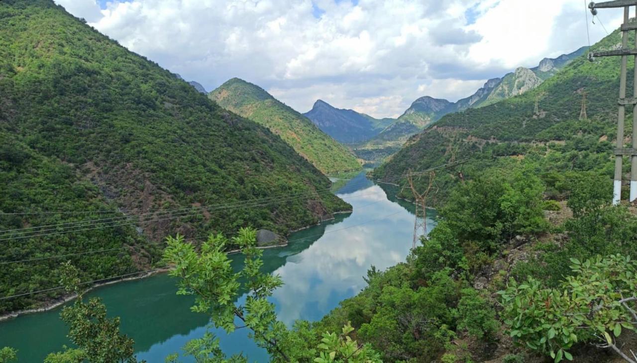 Lugina E Komanit Bagian luar foto