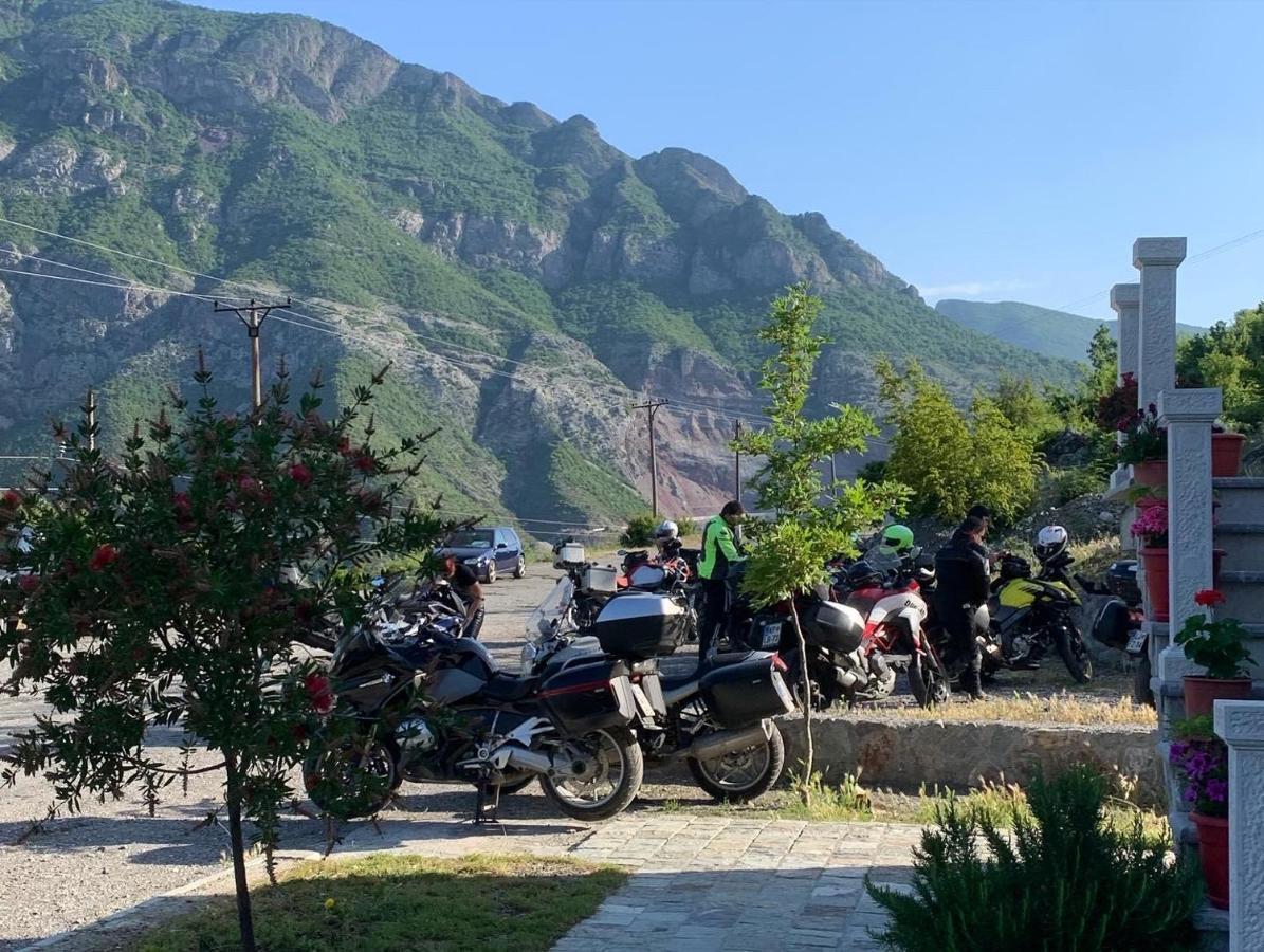 Lugina E Komanit Bagian luar foto