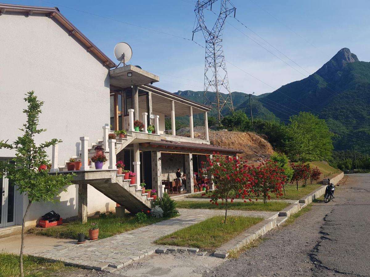 Lugina E Komanit Bagian luar foto