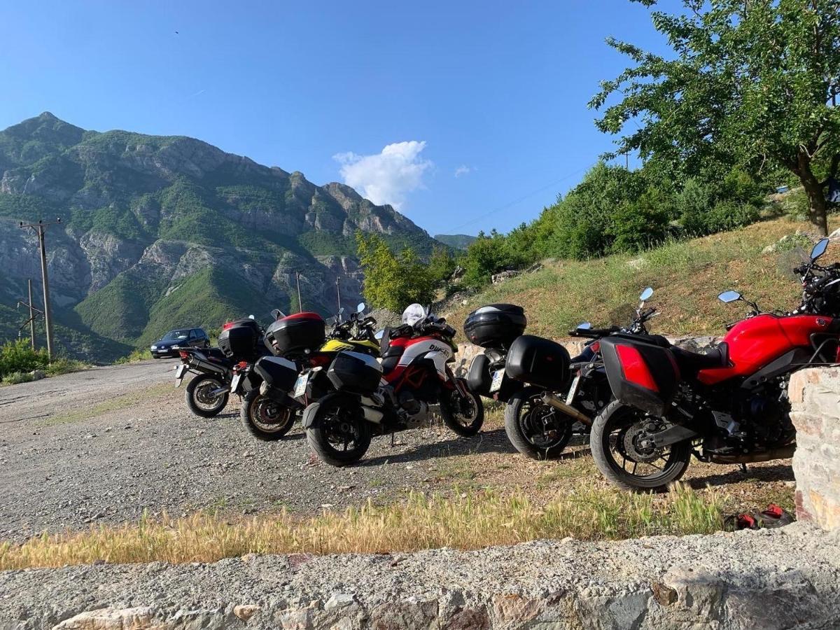 Lugina E Komanit Bagian luar foto