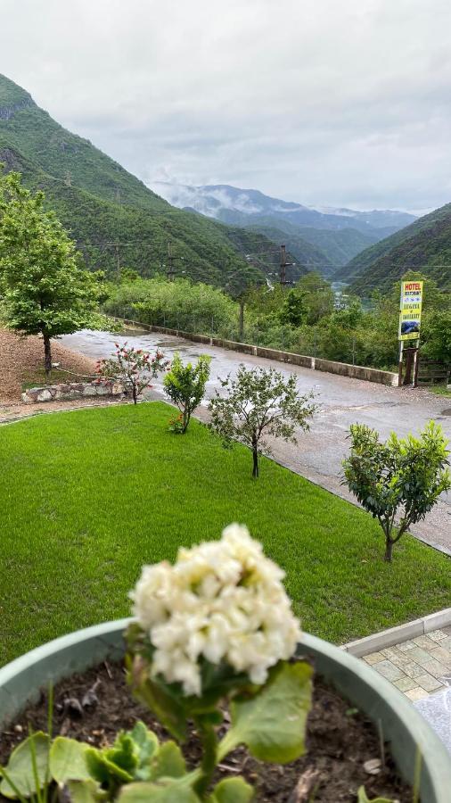 Lugina E Komanit Bagian luar foto