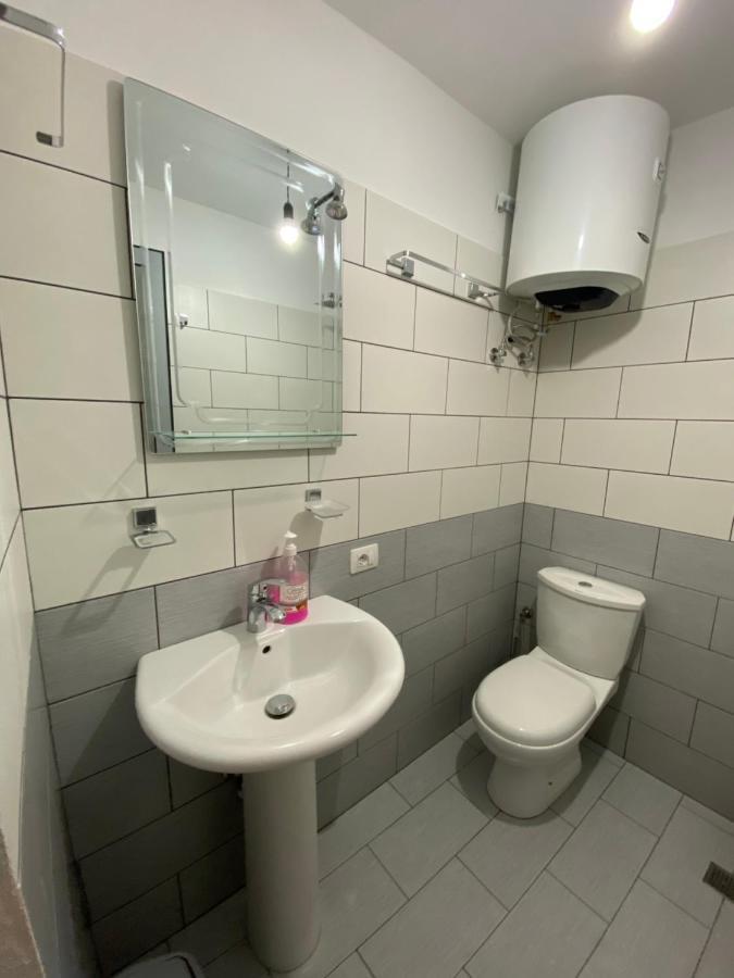Lugina E Komanit Bagian luar foto