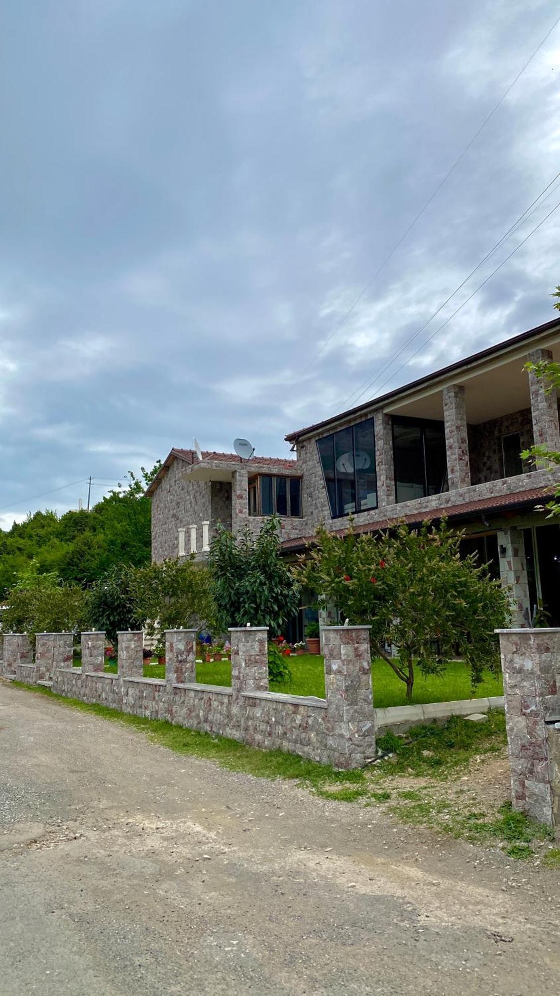 Lugina E Komanit Bagian luar foto